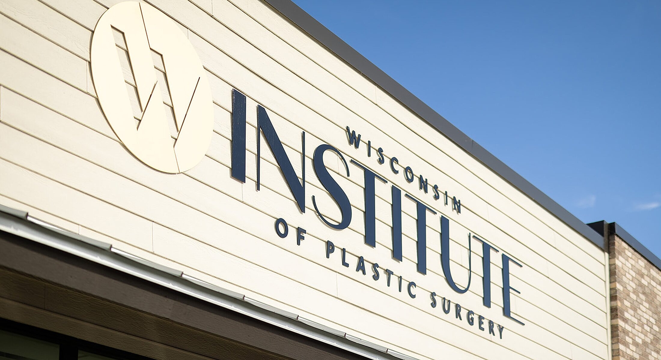 Wisconsin Institute of Plastic Surgery sign外